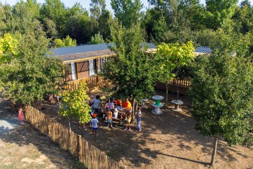 Φωτογραφία από το άλμπουμ του Camping Aubigny-Les Clouzeaux σε Aubigny