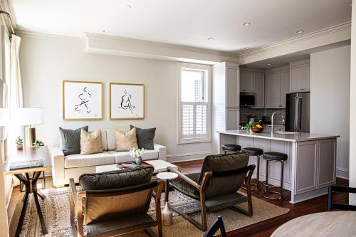 a living room with a couch and a kitchen at Hotel Richemont in Charleston