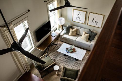 a living room with a couch and a tv at Hotel Richemont in Charleston