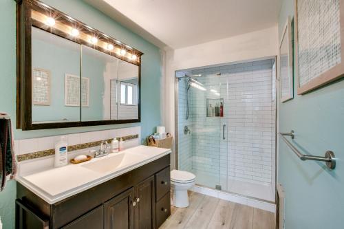 Ένα μπάνιο στο Pet-Friendly Home 4 Mi to Pope Beach!