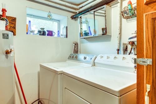 Bilik mandi di Hike and Fish Delaware River Cabin with Views