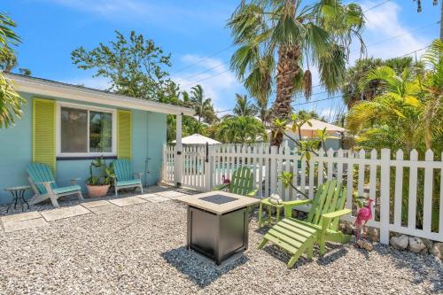 Aed väljaspool majutusasutust Beach N Bay home