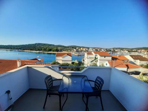 One bedroom apartment on the beach Zaratic Jezera