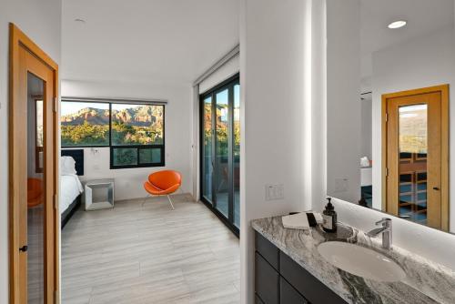 Posezení v ubytování Sedona Shangri-La Estate 5BR Spa Sauna Views