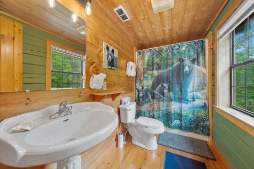 Koupelna v ubytování Smoky Mountain High by American Patriot Getaways