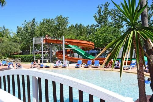 une grande piscine avec un toboggan aquatique dans l'établissement Camping Vias-Plage, à Vias