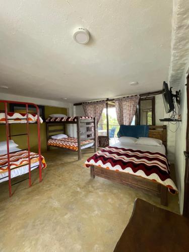a bedroom with two bunk beds in a room at Paraiso brisas de la naturaleza in Tona