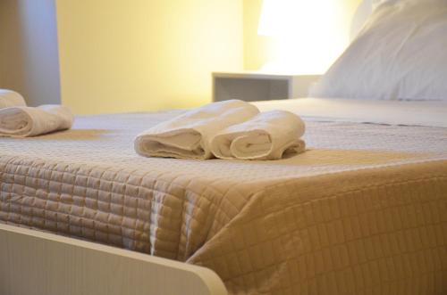 two towels are laying on top of a bed at Casa Alfieri in Paestum
