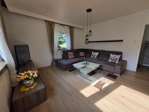 a living room with a couch and a table at Ferienwohnung Am Bärenstein, Fränkische Schweiz in Gößweinstein