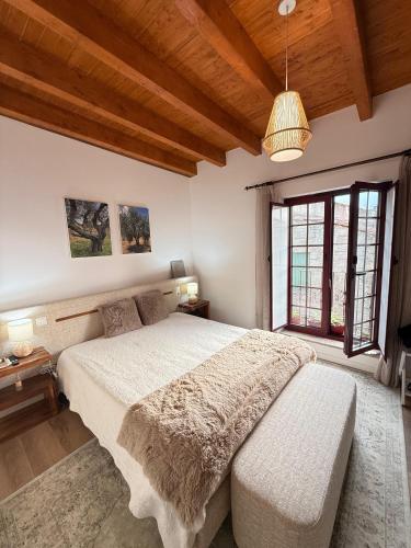 Ένα ή περισσότερα κρεβάτια σε δωμάτιο στο Casas do Abô Fredo
