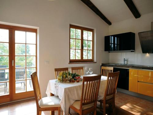 Η κουζίνα ή μικρή κουζίνα στο Mansion in Langhe with Pool and Winery Charm