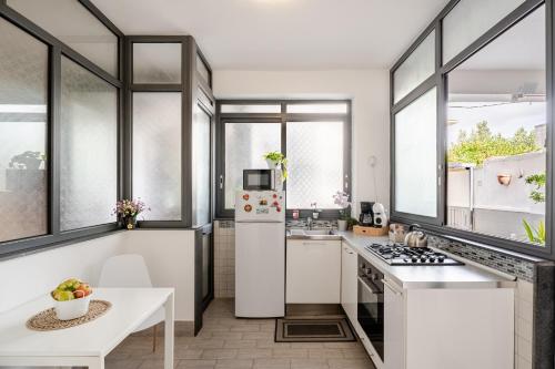 Una cocina o zona de cocina en Nonna Rosa (10 min to Pompei)
