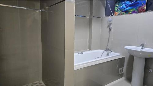 Koupelna v ubytování Bright & Airy Modern Apartment avenues