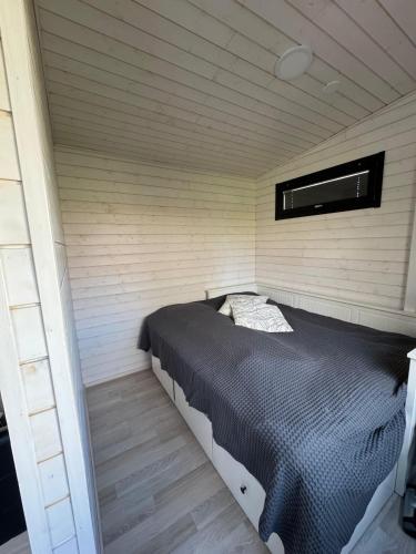 a bed in a small room in a sauna at Cozy Guesthouse Liminka in Liminka