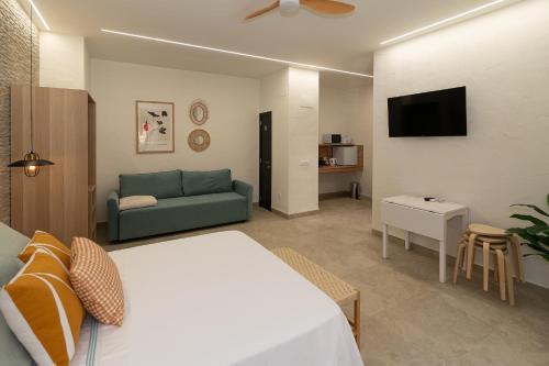 a hotel room with a bed and a couch at Xaloc Habitaciones in Santa Pola