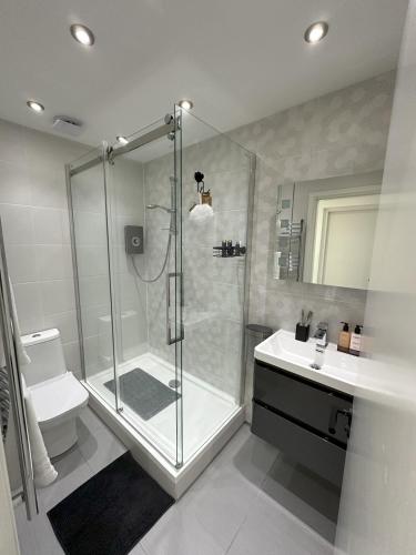 Phòng tắm tại Stylish City Retreat with Views & Court Yard