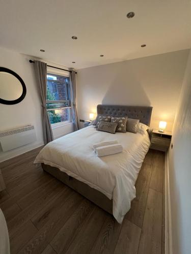 Giường trong phòng chung tại Stylish City Retreat with Views & Court Yard