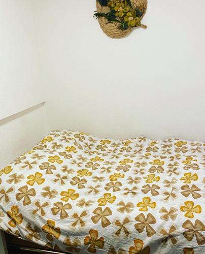 a bed with a bedspread with flowers on it at Ice Queen Vlasic in Šišava