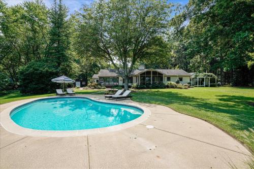 a swimming pool in a yard with a house at Leeds Landing in Saint Michaels
