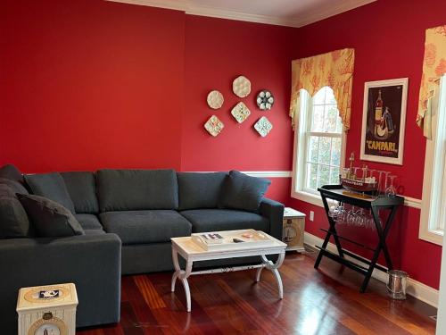 a living room with a couch and red walls at Ferry View in Oxford