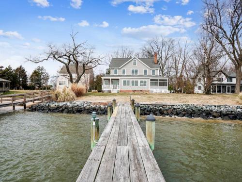 a wooden dock in front of a house at Ferry View in Oxford