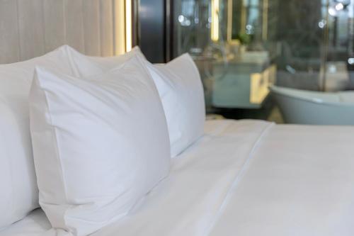 Katil atau katil-katil dalam bilik di Adamo Hotel Hung Yen - Free Daily Access To The Jimjilbang