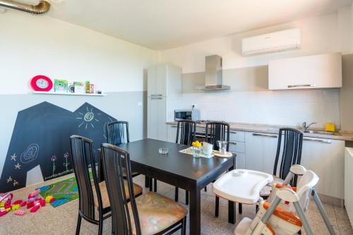 Una cocina con mesa de comedor y sillas. en Babyaccommodation Family Hills II, en Tovo San Giacomo