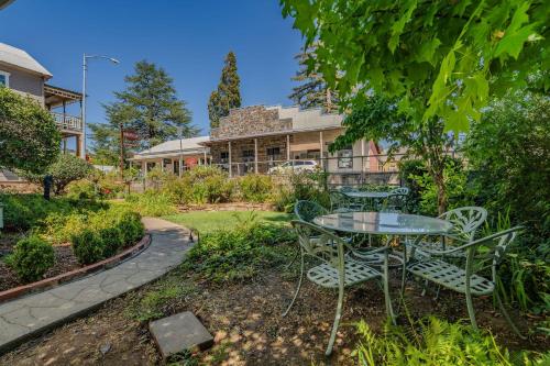 a table and chairs in front of a building at Brinnwood Bed & Breakfast in Sutter Creek