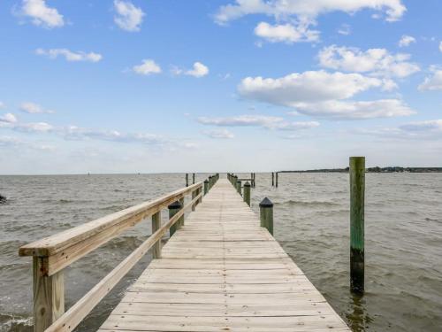un muelle de madera se extiende hacia el agua en Tranquil Waters, en Tilghman