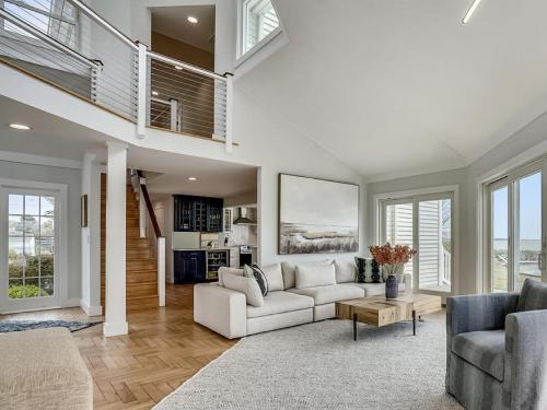 una sala de estar blanca con un sofá blanco y sillas en Tranquil Waters, en Tilghman