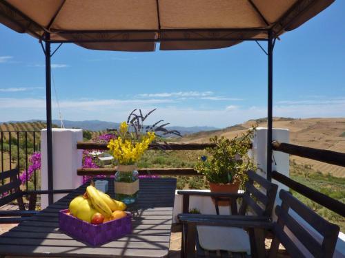 una mesa con frutas y verduras en un patio en Countryside Villa Escape, en La Joya