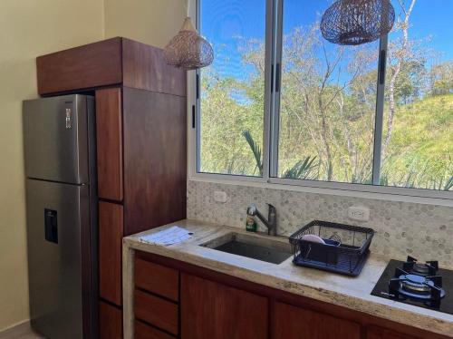 Η κουζίνα ή μικρή κουζίνα στο Casa Hilltop Peaceful house 15 minutes from Samara
