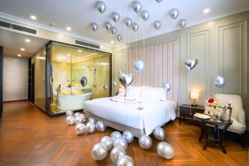 Katil atau katil-katil dalam bilik di Adamo Hotel Hung Yen - Free Daily Access To The Jimjilbang