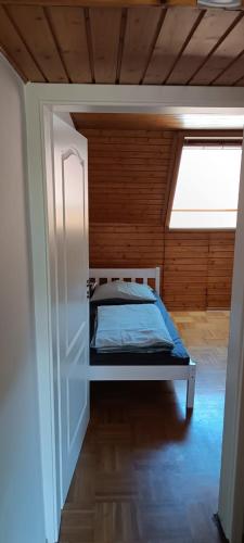 a bedroom with a bed in a room with a window at 2-Zimmer Wohnung mit Küche und Terrasse in Geislingen an der Steige