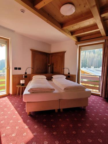 Postel nebo postele na pokoji v ubytování Hotel Garni Royal