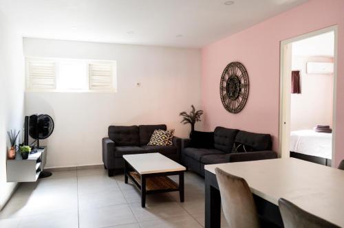 ウィレムスタッドにあるWindmill Apartments Curacaoのソファとテーブルのあるリビングルーム