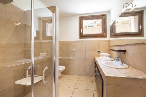 een badkamer met douche, wastafel en toilet bij Apartment Righini in Torri del Benaco