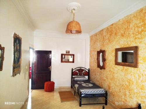 a bedroom with a bed in the corner of a room at appartement a casablanca in Casablanca