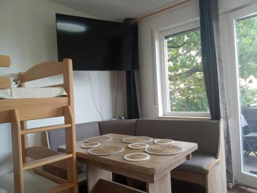 a room with a table and a couch and a window at Casa Ludi Pforzheim Eutingen gute Wohngegend direkte Buchung möglich keine Freigabe erforderlich inklusive Balkon Terrasse und Tiefgaragenparkplatz im Haus in Eutingen