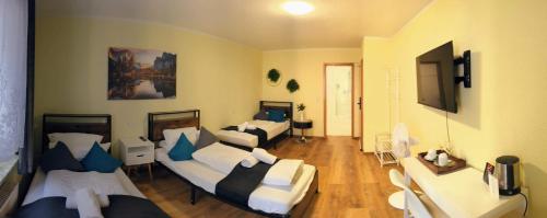 Een bed of bedden in een kamer bij City Rooms Rastatt