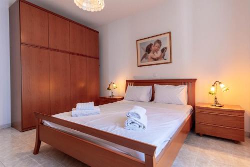a bedroom with a bed with two towels on it at Kallisti's house in Mákri