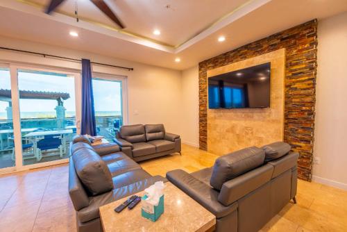 Μια τηλεόραση ή/και κέντρο ψυχαγωγίας στο Beachfront 3 Bedroom Condo