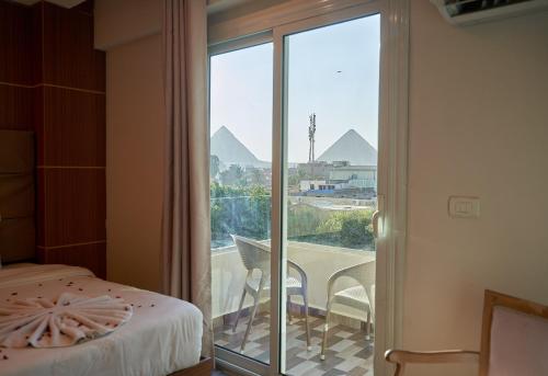 Postel nebo postele na pokoji v ubytování Royal Nine Pyramids View Hotel
