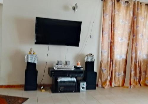 Μια τηλεόραση ή/και κέντρο ψυχαγωγίας στο ZURI Homestay WIFI & Ocean NEAR!!