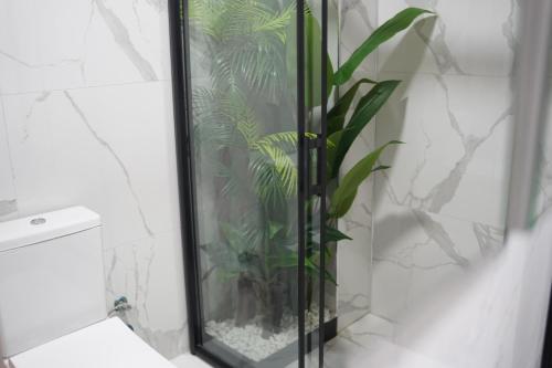 Bilik mandi di Designer apartment with premium amenities in Termal