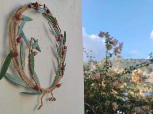 a wreath on the side of a wall with a wreath at Villa Elaida in Ermioni