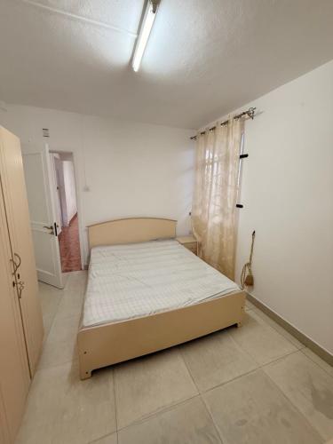 a bedroom with a bed in a room at Chez Shafah in Goodlands