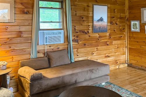 Χώρος καθιστικού στο Whispering Pines Retreat
