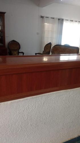 Una sala de audiencias con una puerta de madera en Villa La Famille Dodo, en Flic en Flac