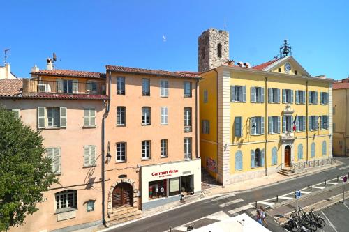 New! Beach Escape in Old Antibes